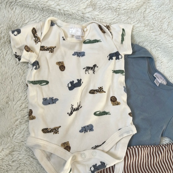TRES BEAU ET BELLE THREE-PIECE SHORT SLEEVE ROMPER SET - Picture 1 of 3